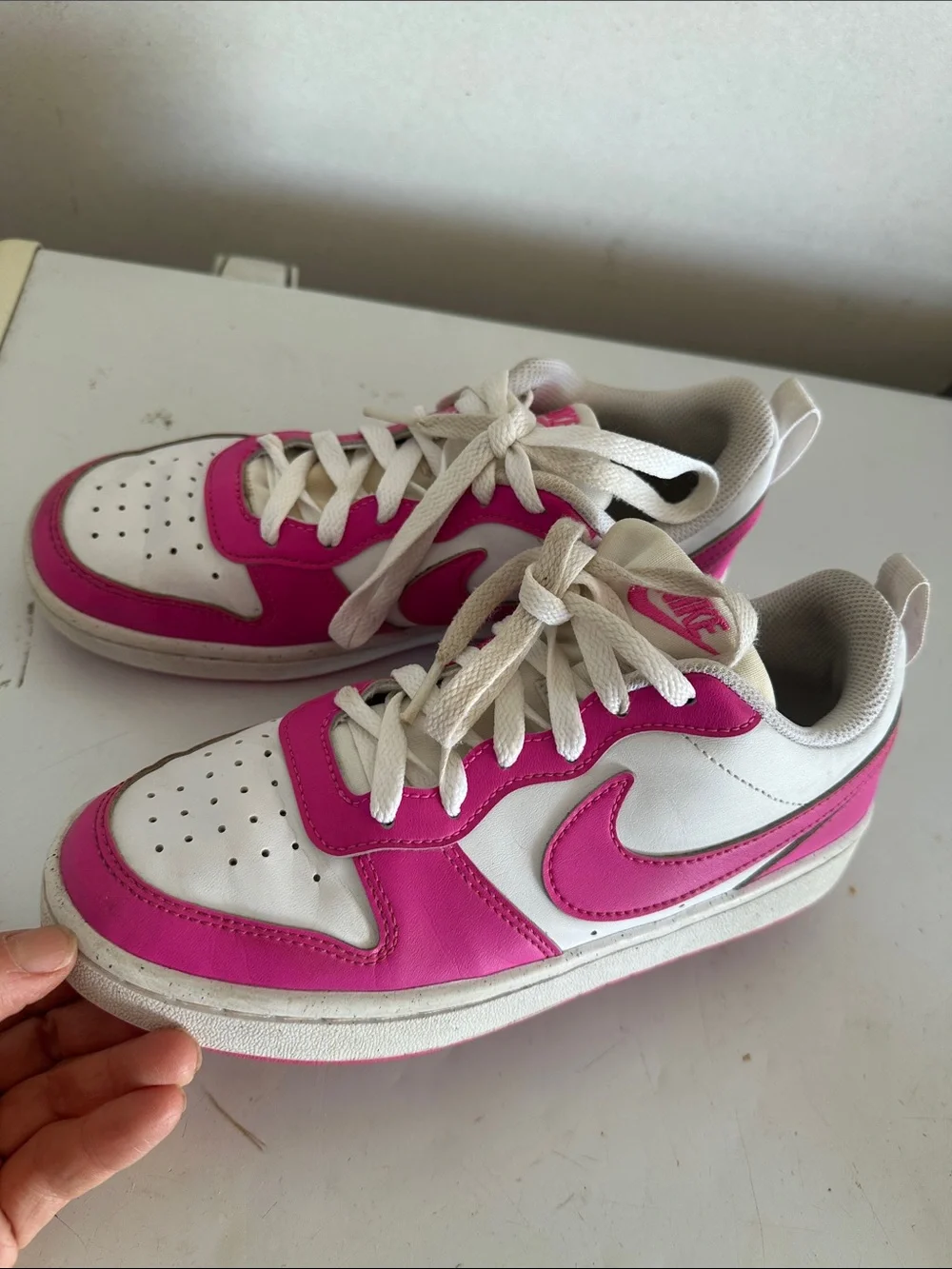 Nike Kids Low-Top Sneakers in White and Pink